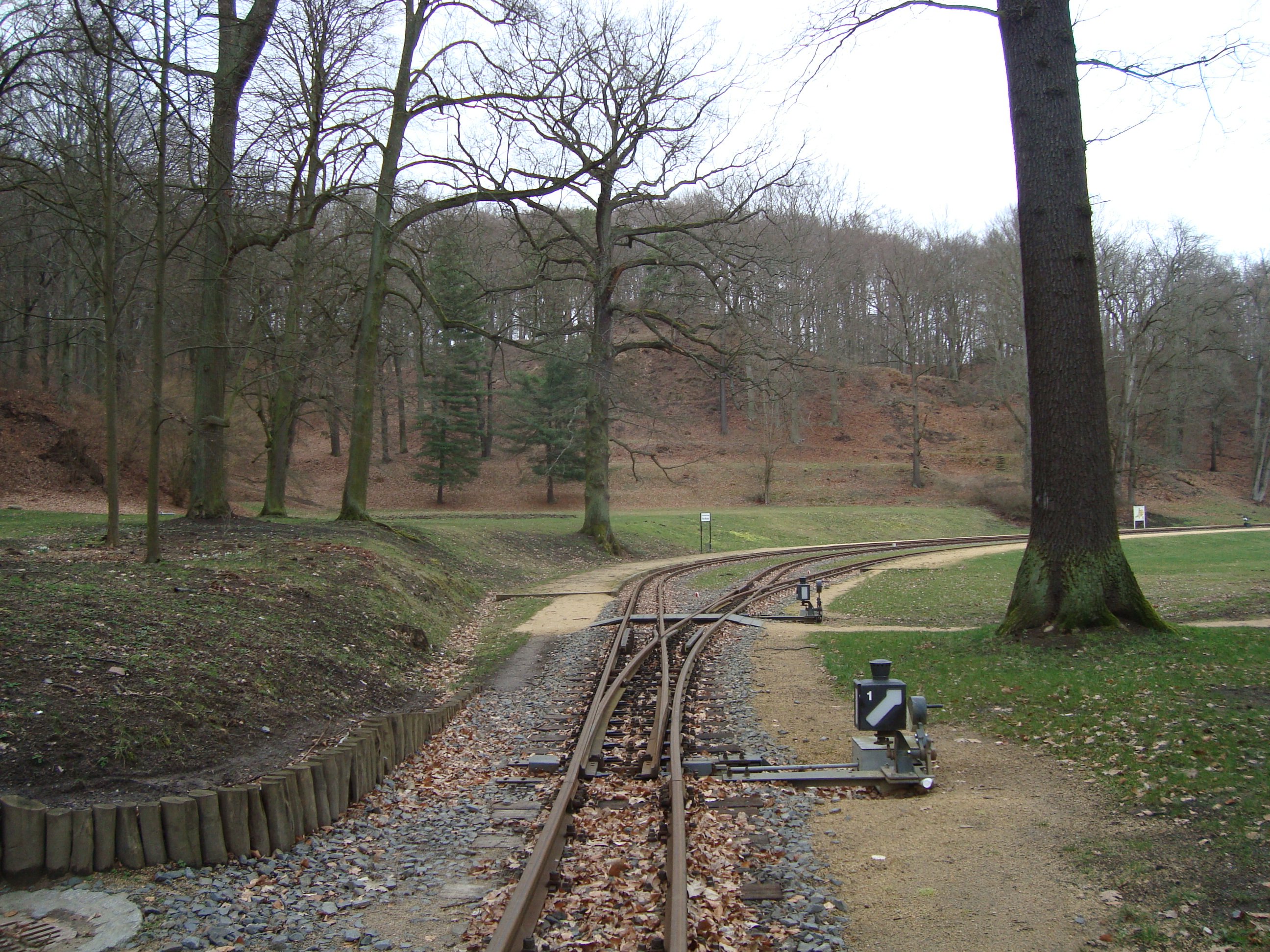 Badepark, Steilhänge und Endstation der Muskauer Waldeisenbahn