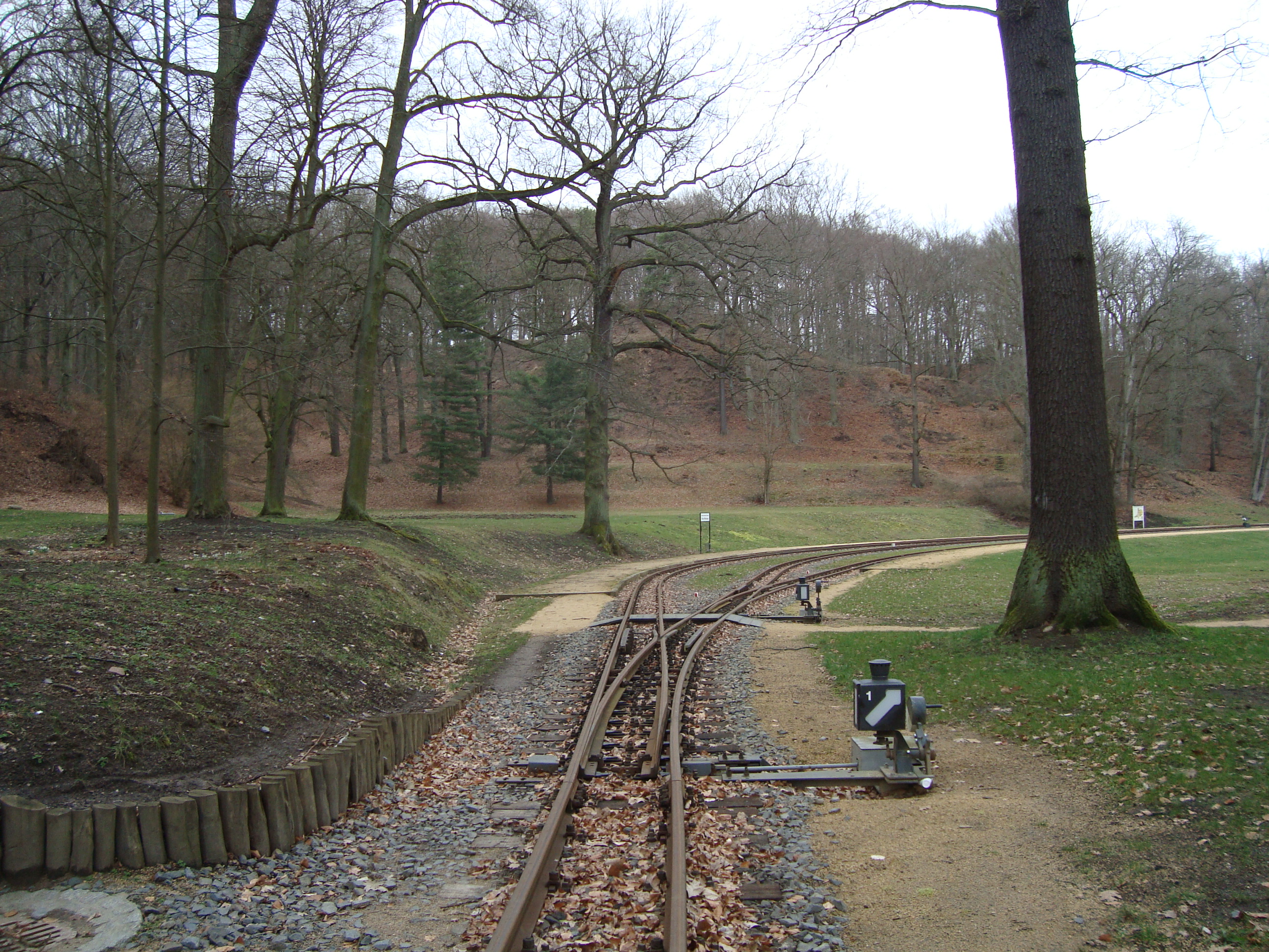 Badepark, Steilhänge und Endstation der Muskauer Waldeisenbahn